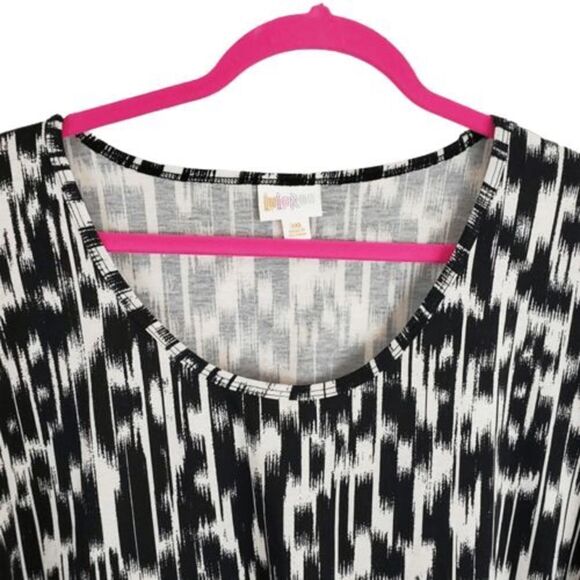 black & white geometric stripe flowy top / soft scoop-neck tee – women’s 3XL - Picture 5 of 7